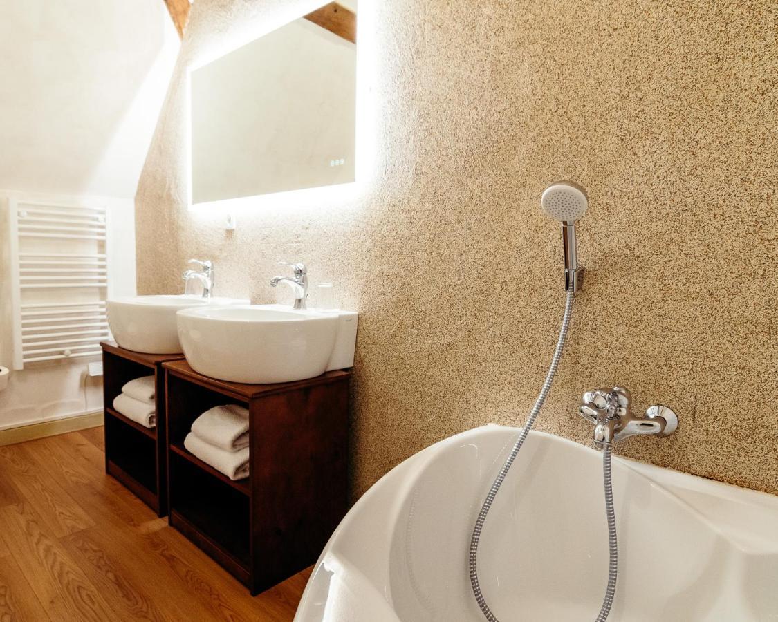 Domaine Des Lumieres Hotel Aisonville-et-Bernoville ภายนอก รูปภาพ
